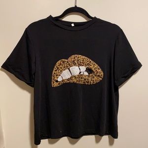Black T with Sequent leopard print Lips